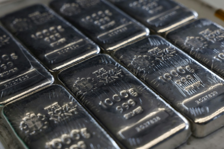 Cette photo, prise le 30 juin 2026, montre des lingots d'argent à la Royal Mint de Llantrisant, dans le sud du pays de Galles ( AFP / Darren Staples )