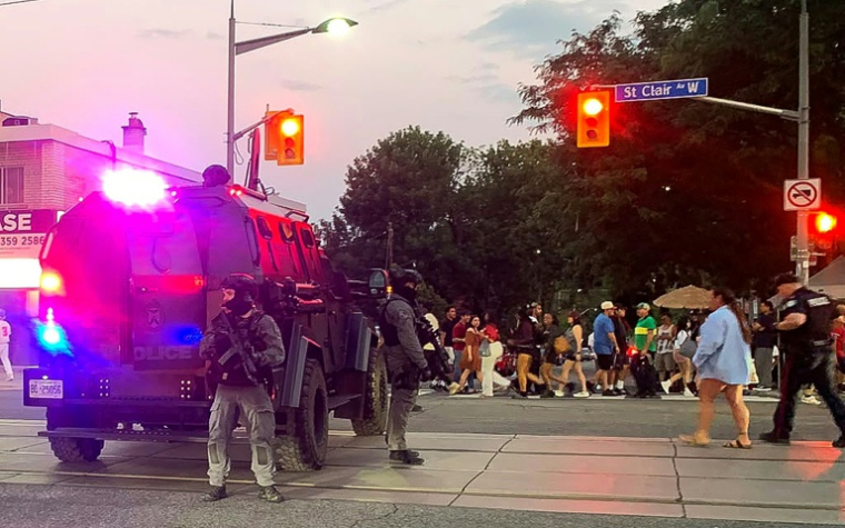La police se déploie sur les lieux d'une fusillade à Toronto, le 11 juillet 2026 ( AFP / Jorge UZON )