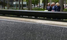 Le roi Charles III et la reine Camilla déposent des fleurs lors de leur visite au mémorial du 11-Septembre aux côtés de l'ancien maire de New York Michael Bloomberg, le 29 avril 2026 ( AFP / TIMOTHY A. CLARY )
