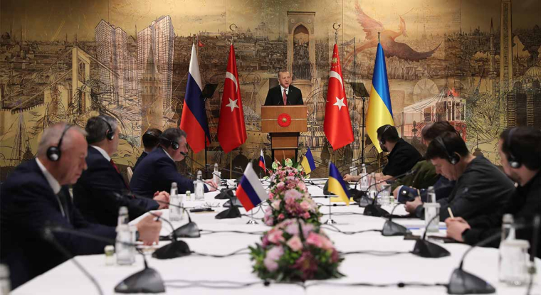 Le 29 mars, les délégations russe et ukrainienne se sont pour la première fois retrouvées autour d’une table, à Istanbul. (© Murat Cetin Muhurdar / AFP)