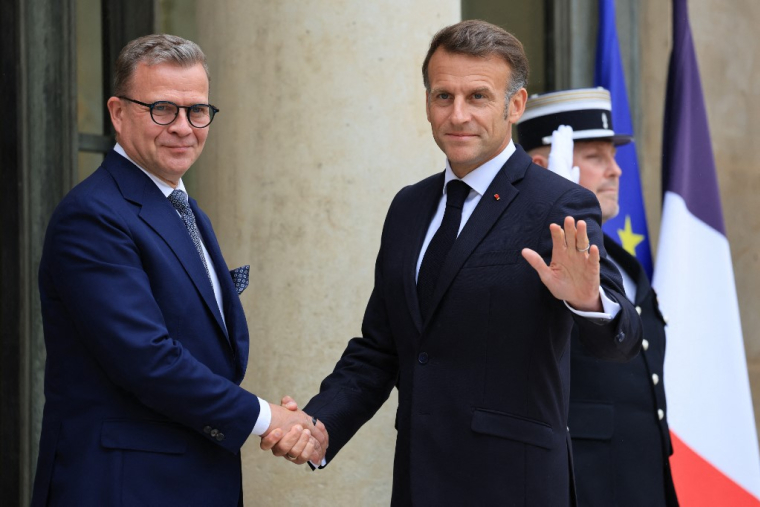Alexander Stubb et Emmanuel Macron à Paris, le 3 juin 2026. ( AFP / LUDOVIC MARIN )