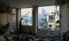 Un homme regarde par la fenêtre de sa maison endommagée après des frappes israélo-américaines à Téhéran, le 7 avril 2026 ( AFP / - )