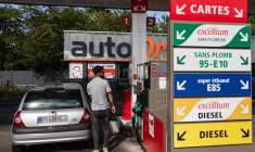 Les stations-service pourront vendre à perte les carburants à partir de début décembre.  ( AFP / SAMEER AL-DOUMY )