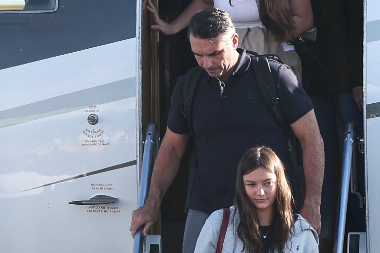 Le sénateur brésilien Flavio Bolsonaro descend d'un avion après son arrivée à l’aéroport d’Opa-locka à Miami, le 28 octobre 2026 en Floride ( AFP / Ricardo Arduengo )