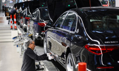 Un ouvrier fixe une pièce sur une voiture Mercedes à l'usine 56 à Sindelfingen