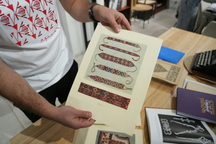 Des pages d'anciennes éditions ukrainiennes dans la librairie d'Oleksandr Savtchouk à Kharkiv le 18 octobre 2025 ( AFP / OLEKSII FILIPPOV )