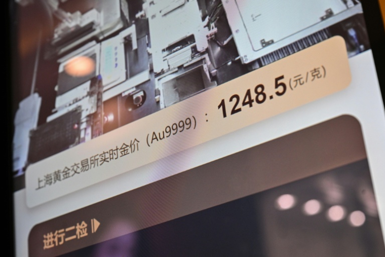 Le cours de l'or s'affiche sur un automate dans un centre commercial de Shanghai, en Chine, le 29 janvier 2026 ( AFP / Hector RETAMAL )