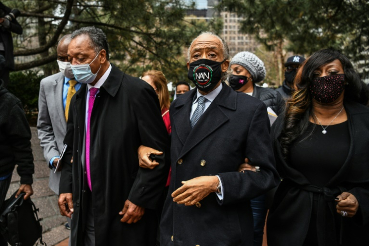Le révérend Jesse Jackson (ge) et le pasteur Al Sharpton (c) aux côtés de proches de George Floyd et de Daunte Wright, le 19 avril 2021 à Minneapolis, dans le Minnesota ( AFP / CHANDAN KHANNA )