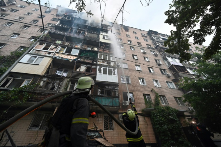 Des pompiers luttent contre un incendie dans un immeuble après une série d'attaques russes contre la ville de Kharkiv, dans l'est de l'Ukraine, le 7 juin 2025 ( AFP / SERGEY BOBOK )