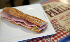Un sandwich jambon-beurre dans un bistrot à Paris, le 4 mars 2015 ( AFP / LOIC VENANCE )