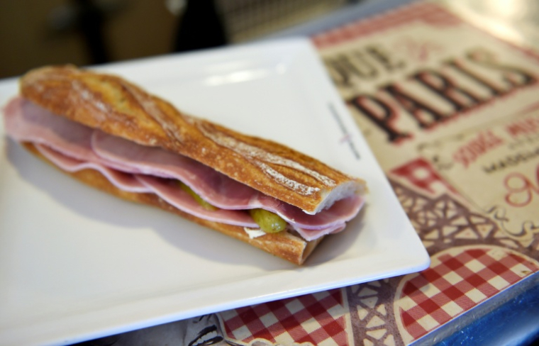 Un sandwich jambon-beurre dans un bistrot à Paris, le 4 mars 2015 ( AFP / LOIC VENANCE )