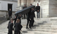 Foule en noir et cercueil noir pour les obsèques d'Ardisson à Paris