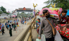 Des immigrés cambodgiens en Thaïlande rentrent dans leur pays par le poste frontière de Doung, le 28 juillet 2025 ( AFP / Chor Sokunthea )