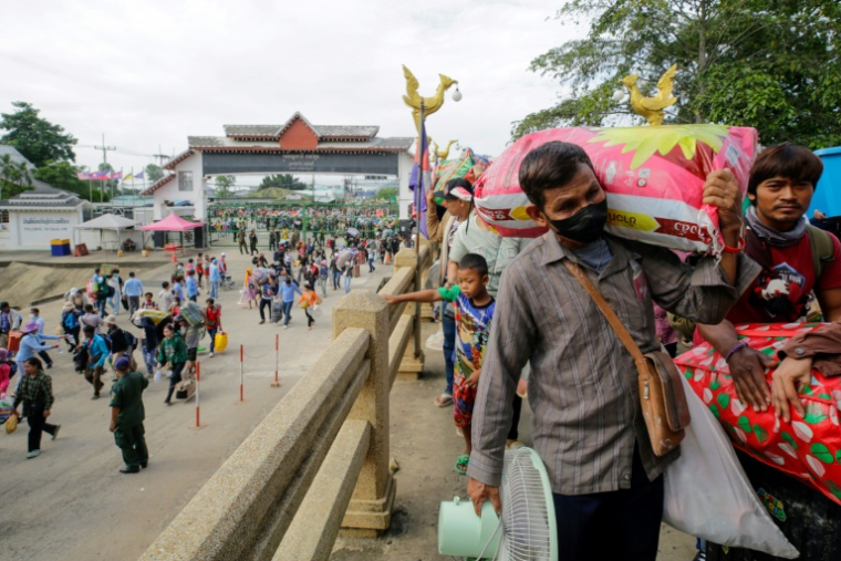 Des immigrés cambodgiens en Thaïlande rentrent dans leur pays par le poste frontière de Doung, le 28 juillet 2025 ( AFP / Chor Sokunthea )