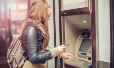 Il n’est pas trop tôt pour savoir gérer son budget quand on fait ses premiers pas dans la vie active. ( crédit photo : Shutterstock )