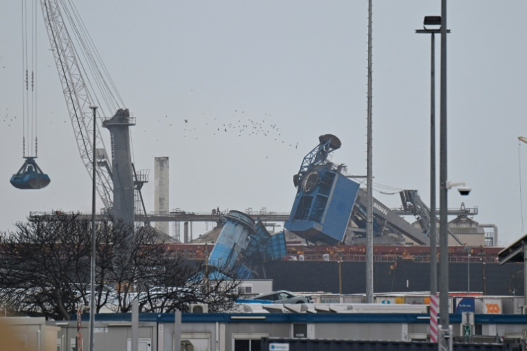 Une grue renversée par la tempête Nils, le 13 février 2026 dans le port de Sète ( AFP / Sylvain THOMAS )