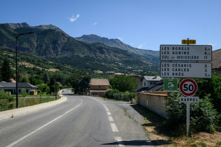 Vue de la route menant au hameau Les Brès, dans les Hautes-Alpes, où un septuagénaire est soupçonné d'avoir tué par balles sa femme également septuagénaire et leur fille, le 21 juillet 2025 ( AFP / JEFF PACHOUD )