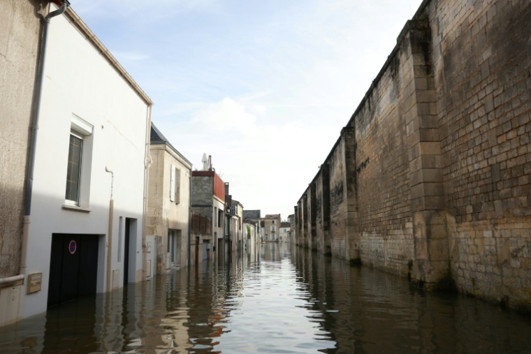 Vue d'une rue inondée, le 18 février 2026 à Saintes, en Charente-Maritime ( AFP / ROMAIN PERROCHEAU )