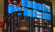 Les cotations sur un panneau de la bourse de Tokyo le 23 juillet 2025 ( AFP / Kazuhiro NOGI )