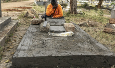 Catherine pleure près de la tombe fraîchement bétonnée de son amie Judy, une travailleuse du sexe kenyane séropositive décédée d’une maladie liée au sida, au cimetière de Langata à Nairobi, le 8 septembre 2026 ( AFP / SIMON MAINA )