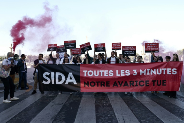 Une quarantaine de personnes se sont rassemblées pour dénoncer la suspension de l'aide américaine à la lutte contre le sida et réclamer un soutien accru de la France, le 29 avril 2025, place de la Concorde près de l'ambassade américaine, à Paris ( AFP / Thibaud MORITZ )