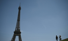 Près de la tour Eiffel à Paris le 22 juin 2026 ( AFP / JULIEN DE ROSA )