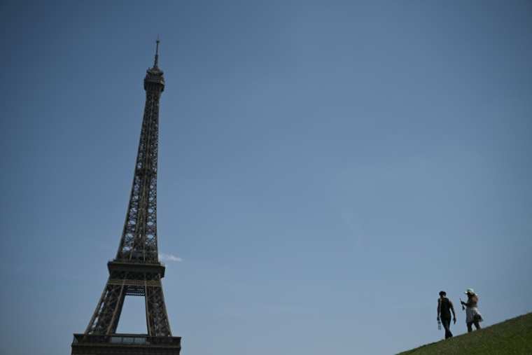 Près de la tour Eiffel à Paris le 22 juin 2026 ( AFP / JULIEN DE ROSA )
