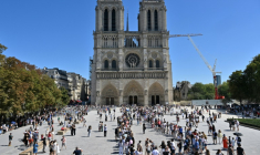 Des touristes font la queue pour visiter la cathédrale Notre-Dame de Paris le 17 août 2025 ( AFP / Martin LELIEVRE )