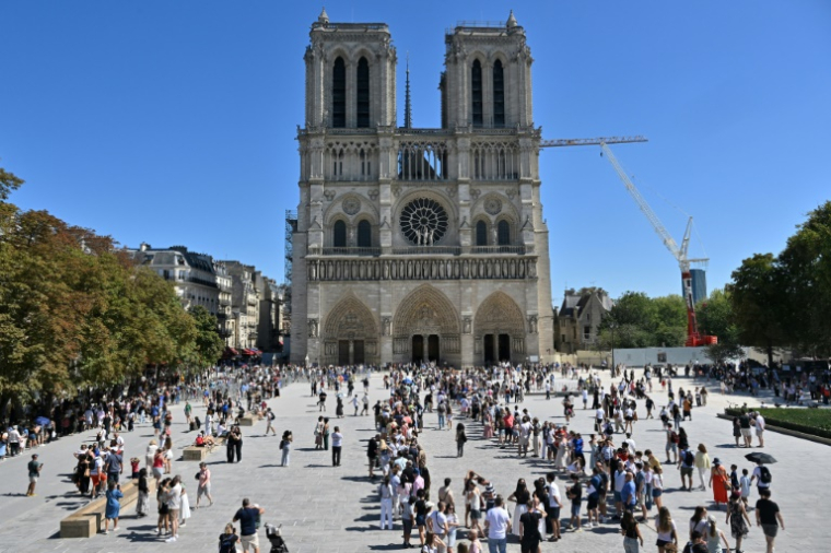Des touristes font la queue pour visiter la cathédrale Notre-Dame de Paris le 17 août 2025 ( AFP / Martin LELIEVRE )