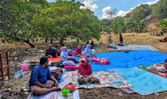 Des habitants ont passé la nuit dehors après le puissant séisme qui a secoué l'île indonésienne de Florès, dans l'est de l'archipel, le 16 août 2026 à Sikka, dans la province de Nusa Tenggara Est ( AFP / ARNOLD WELIANTO )