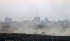 Vue générale prise depuis une position à la frontière entre Israël et la bande de Gaza montrant de la fumée et des bâtiments détruits, le 20 août 2025 ( AFP / AHMAD GHARABLI )