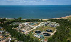 Vue aérienne de l'usine de traitement des eaux usées Swalecliffe appartenant à Southern Water, près de la plage de Tankerton à Whitstable, dans le sud-est de l'Angleterre, le 23 juillet 2025 ( AFP / Ben STANSALL )
