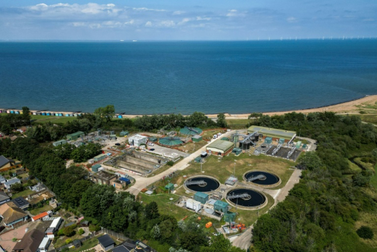 Vue aérienne de l'usine de traitement des eaux usées Swalecliffe appartenant à Southern Water, près de la plage de Tankerton à Whitstable, dans le sud-est de l'Angleterre, le 23 juillet 2025 ( AFP / Ben STANSALL )