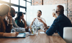 Les Français veulent investir intelligemment, mais leur manque de connaissances financières freine leurs ambitions. (Crédit photo : Shutterstock)