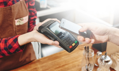 Enrôler sa carte bancaire pour payer avec son téléphone mobile, c'est facile avec Boursorama Banque ( Crédits : Adobe Stock)