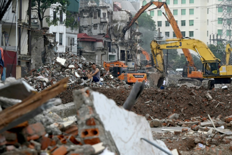 Démolition d'un immeuble d'habitation dans le cadre de grands travaux décidés par les autorités pour la capitale vietnamienne Hanoï, le 18 mai 2026 ( AFP / Nhac NGUYEN )