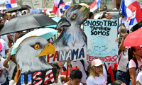 Des milliers de Panaméens défilent contre le renforcement de la présence militaire américaine autour du canal interocéanique, le projet de réouverture d'une mine à ciel ouvert et la récente réforme de la sécurité sociale, le 6 mai 2025 à Panama ( AFP / Martin BERNETTI )