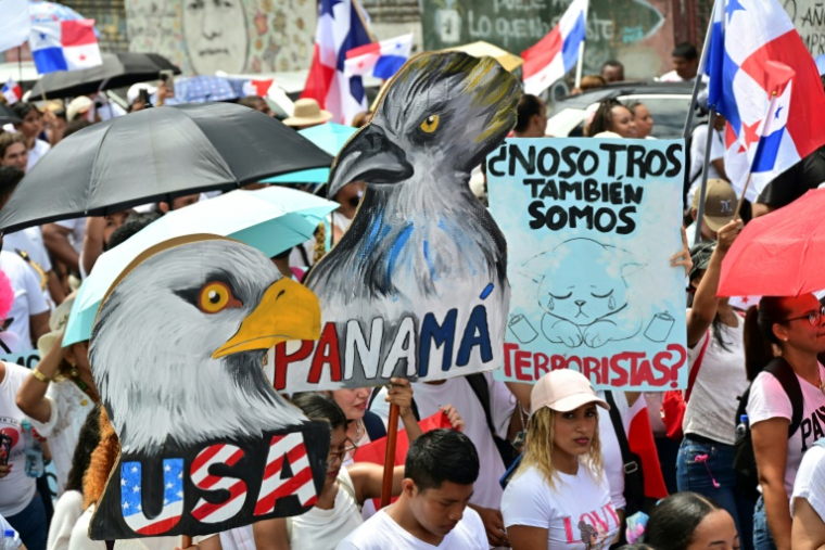 Des milliers de Panaméens défilent contre le renforcement de la présence militaire américaine autour du canal interocéanique, le projet de réouverture d'une mine à ciel ouvert et la récente réforme de la sécurité sociale, le 6 mai 2025 à Panama ( AFP / Martin BERNETTI )
