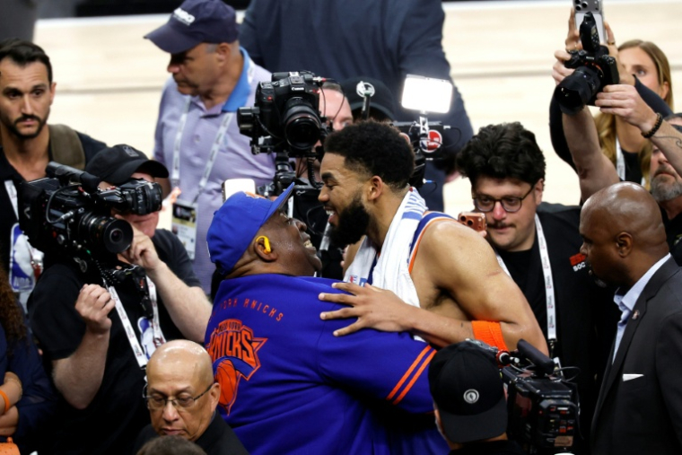 Karl-Anthony Towns, le pivot des New York Knicks, célèbre sa victoire avec son père, Karl Towns Sr., après le match remporté contre les San Antonio Spurs lors du deuxième match de la finale de la NBA 2026, à San Antonio, le 5 juin 2026 à San Antonio ( GETTY IMAGES NORTH AMERICA / Ronald Cortes )
