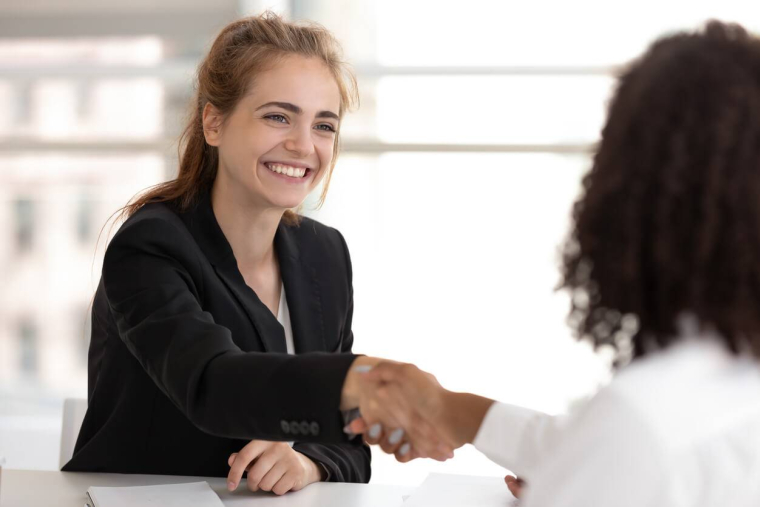 Quelles sont les aides pour un demandeur d’emploi ? / iStock.com - fizkes
