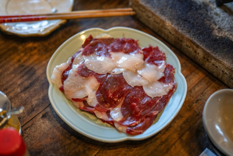 Des tranches de viande d'ours dans un restaurant de Chichibu, dans la préfecture de Saitama, au Japon, le 12 décembre 2025 ( AFP / Yuichi YAMAZAKI )
