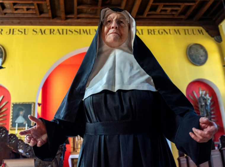 Soeur Rita, 81 ans, le 20 septembre 2025 dans la chapelle du château de Goldenstein, à Elsbethen, près de Salzbourg en Autriche ( AFP / Joe Klamar )