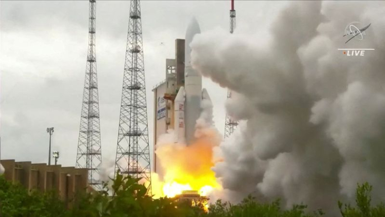 Photo d'archives: La fusée Ariane 5 d'Arianespace, avec le télescope spatial James Webb de la NASA à bord, est lancée depuis la Guyane française en 2021