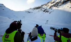 Des journalistes filment et photographient le téléski du Schneefernerkopf lors de son démantèlement à la station de ski de la Zugspitze, près de Garmisch-Partenkirchen, dans le sud de l’Allemagne, le 20 mars 2026  ( AFP / Philipp Guelland )