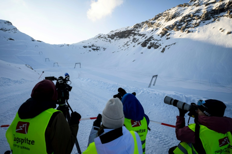 Des journalistes filment et photographient le téléski du Schneefernerkopf lors de son démantèlement à la station de ski de la Zugspitze, près de Garmisch-Partenkirchen, dans le sud de l’Allemagne, le 20 mars 2026  ( AFP / Philipp Guelland )