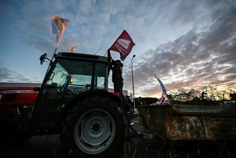 Des vignerons participent à une manifestation organisée par la Fédération Nationale des Syndicats d'Exploitants Agricoles (FNSEA) et les syndicats des Jeunes Agriculteurs (JA) contre l'accord de libre-échange du Mercosur à Béziers, dans le sud de la France, le 26 septembre 2025 ( AFP / GABRIEL BOUYS )