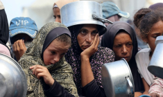Des Palestiniens attendent une distribution de repas à Khan Younès, dans le sud de la bande de Gaza, le 21 août 2025 ( AFP / - )