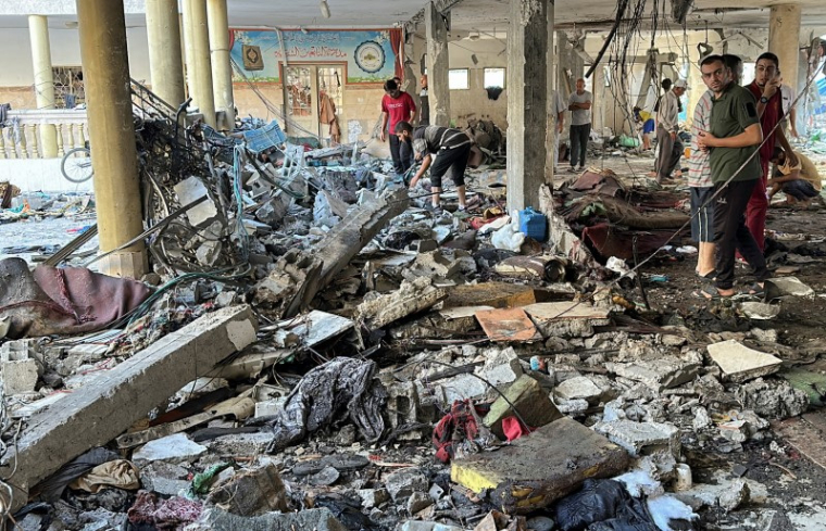 Conséquences d'une frappe israélienne sur une école abritant des personnes déplacées, dans la ville de Gaza.