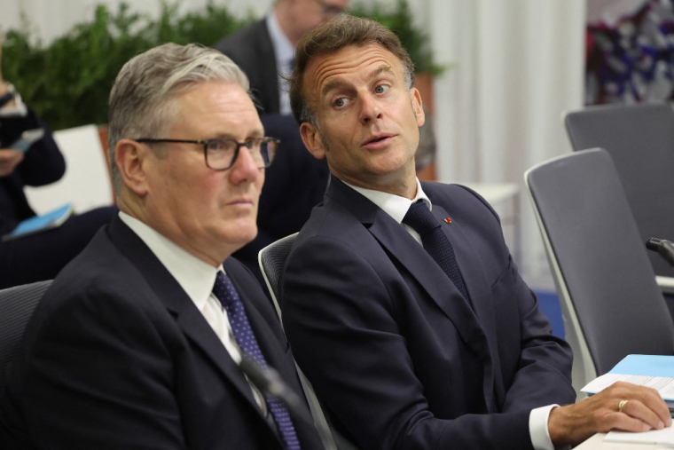Keir Starmer et Emmanuel Macron à Erevan, en Arménie, le 4 mai 2026. ( AFP / LUDOVIC MARIN )