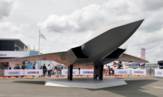 Un modèle grandeur réelle du projet abandonné de Scaf développé par Dassault Aviation, Airbus et Indra Sistemas, au Bourget en Seine-Saint-Denis le 20 juin 2023 ( AFP / Geoffroy Van der Hasselt )